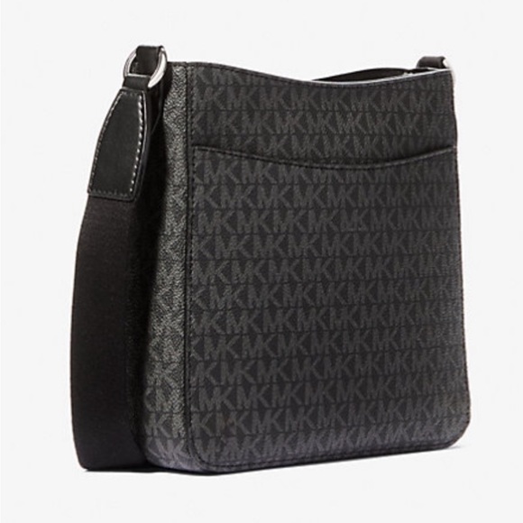 Michael Kors Jet Set
Travel Small Signature
Logo Messenger Bag
Crossbody - Picture 3 of 4